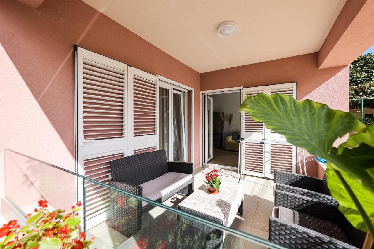 Apartment Puntamika Villa De Rosa - Ground Floor Zadar Exterior photo